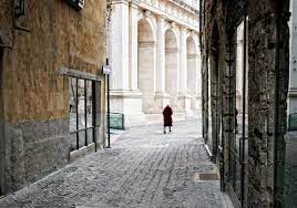 Immagine raffigurante un'anziana signora che cammina a Bergamo Alta